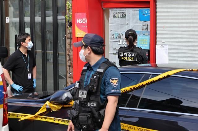 3일 서울 관악구 칼부림 사건이 발생한 현장에서 경찰이 조사하고 있다 사진연합뉴스 