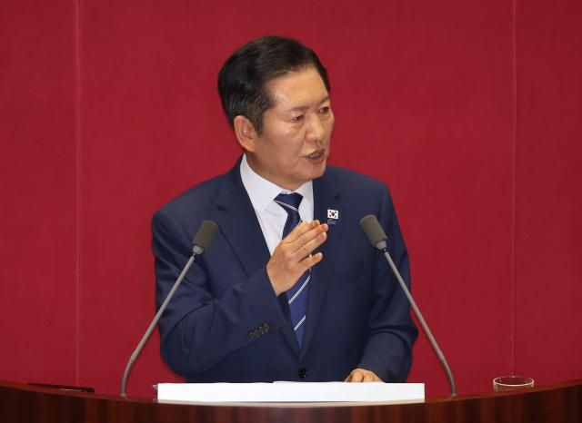 정청래 더불어민주당 대표가 9일 국회 본회의에서 교섭단체 대표연설을 하고 있다 사진연합뉴스