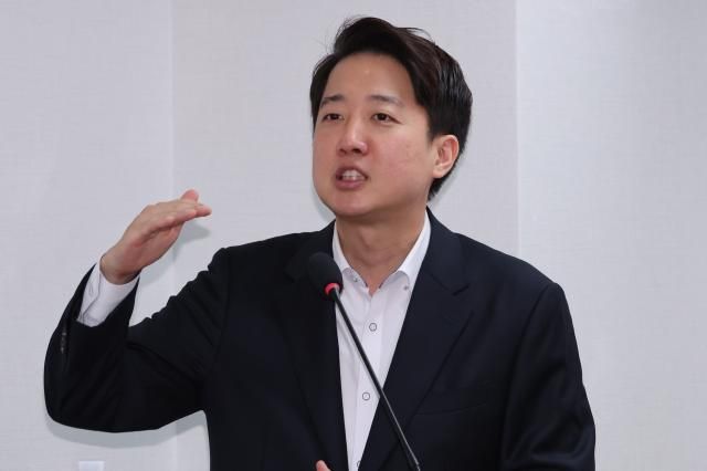 이준석 개혁신당 대표가 29일 서울 여의도 국회 의원회관에서 진정한 검찰개혁을 찾아서란 주제로 열린 토론회에서 더불어민주당의 검찰개혁 방안에 대해 비판하고 있다 사진연합뉴스