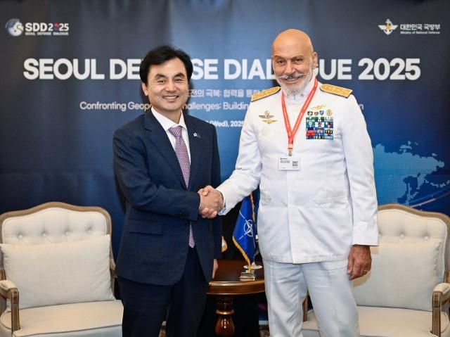 안규백 국방부 장관이 9일 서울 중구 롯데호텔에서 열린 서울안보대화에 참석한 주세페 카보 드라고네 북대서양조약기구 군사위원장과 기념 촬영하고 있다 사진국방부