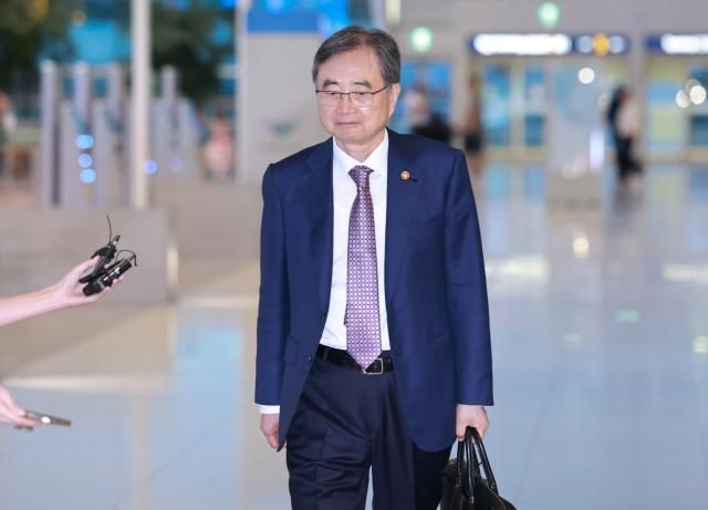 조현 외교부 장관이 지난 8일 인천국제공항 제2여객터미널을 통해 미국으로 출국하고 있다 사진연합뉴스