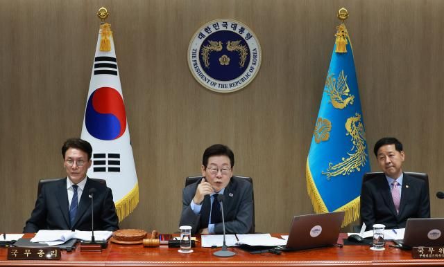이재명 대통령이 9일 서울 용산 대통령실에서 열린 국무회의에서 발언하고 있다 왼쪽부터 김민석 국무총리 이재명 대통령 구윤철 경제부총리 겸 기획재정부장관사진연합뉴스