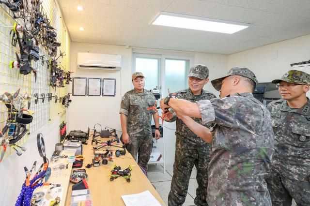 김규하대장 육군참모총장이 지난 8일 5사단에서 운영 중인 드론공작소의 드론 제작·정비·교육 체계를 확인하고 있다사진육군