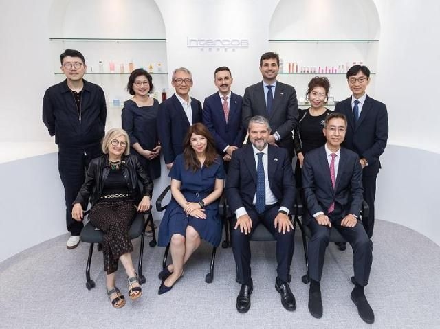 발렌티노 발렌티니Valentino Valentini 이탈리아 기업･메이드인이탈리아부 차관1열 우측 두 번째과 최철규 인터코스코리아 대표이사1열 우측 첫 번째 안나 다토Anna Dato 인터코스 그룹 글로벌 전략 마케팅 총괄 겸 인터코스코리아 부사장1열 우측 세 번째 에밀리아 가토Emilia Gatto 주한 이탈리아 대사1열 좌측 첫 번째 등 주요 참석자들의 기념촬영 사진인터코스코리아