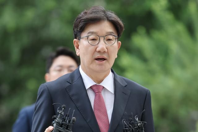 통일교 청탁 의혹을 받는 권성동 국민의힘 의원이 27일 서울 종로구 KT광화문빌딩에 마련된 김건희 여사 관련 의혹을 수사하는 민중기 특별검사팀 사무실에 피의자 신분으로 출석하고 있다 권 의원은 2021∼2024년 통일교 전 세계본부장 윤모 씨구속기소로부터 통일교 행사 지원 등을 요청받으며 불법 정치자금 1억원을 수수한 혐의정치자금법 위반를 받는다사진연합뉴스