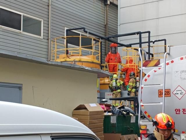 소방당국이 가스가 누출된 인천 미추홀구의 한 반도체 제조공장에서 현장 조치를 실시하고 있다 사진인천소방본부