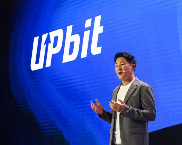 오경석 두나무 대표가 9일 업비트 D 컨퍼런스 2025UDC 2025 오프닝 무대에서 두나무의 비전과 전략을 발표하고 있다 사진두나무