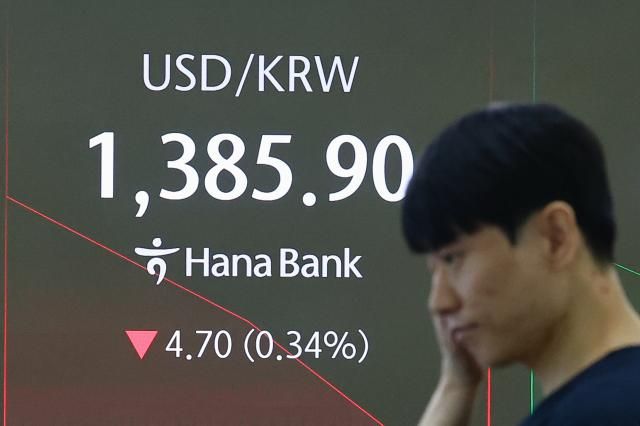 9일 오전 서울 중구 하나은행 본점 딜링룸 현황판에 원·달러 환율이 표시돼 있다 사진연합뉴스