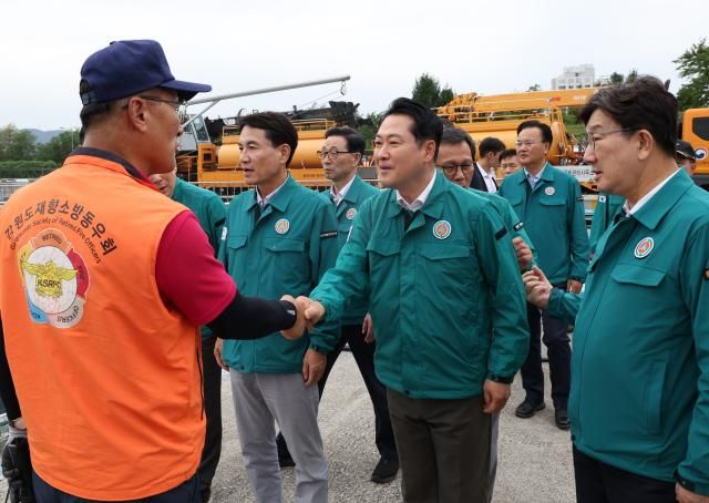 장동혁 국민의힘 대표 등 당 지도부가 9일 강원 강릉시 홍제정수장을 방문해 지역 가뭄 대응 운반급수 현황을 점검하며 관계자를 격려하고 있다 사진연합뉴스