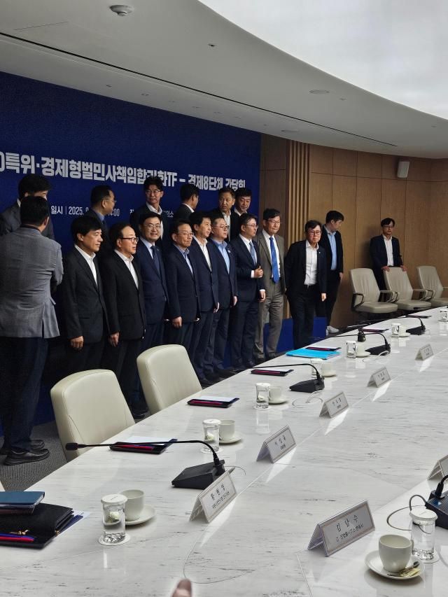 더불어민주당 코스피5000특위·경제형벌민사책임합리화TF와 경제 8단체가 9일 오후 서울 중구 대한상공회의소에서 열린 간담회에서 기념촬영을 하고 있다 사진김정훈 기자