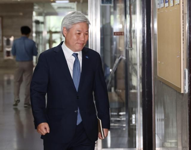 조국혁신당 서왕진 의원이 9일 서울 여의도 국회에서 열린 의원총회에 참석하고 있다사진연합뉴스