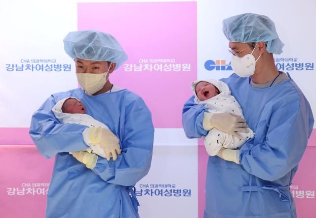 2026년 병오년丙午年 새해 첫 날인 1일 서울 강남차여성병원에서 윤성민 씨왼쪽가 부인 황은정 씨 사이에서 태어난 쨈이태명여아를 정동규 씨가 부인 황혜련 씨 사이에서 태어난 도리태명여아를 품에 안고 있다 사진연합뉴스