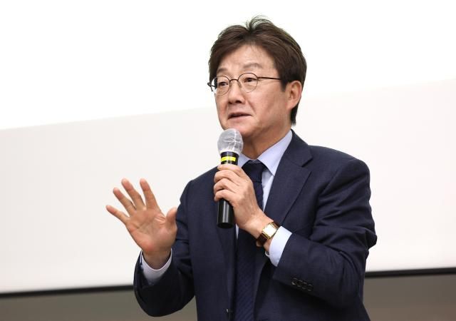 국민의힘 유승민 전 의원이 지난달 18일 경북 경산시 영남대학교에서 정치를 바꿔라 미래를 바꿔라를 주제로 특강하고 있다 사진연합뉴스