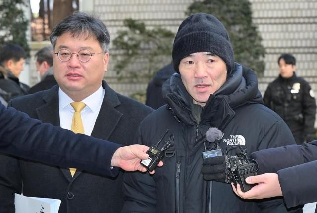 서해에서 발생한 공무원 피격 사건과 관련해 유가족 이래진 씨오른쪽가 지난해 12월 26일 서울 서초구 서울중앙지방법원에서 열린 서훈 전 청와대 국가안보실장 박지원 전 국정원장 서욱 전 국방장관 등에 대한 1심 선고공판을 방청하기 위해 법정으로 향하며 취재진의 질문에 답하고 있다 사진연합뉴스