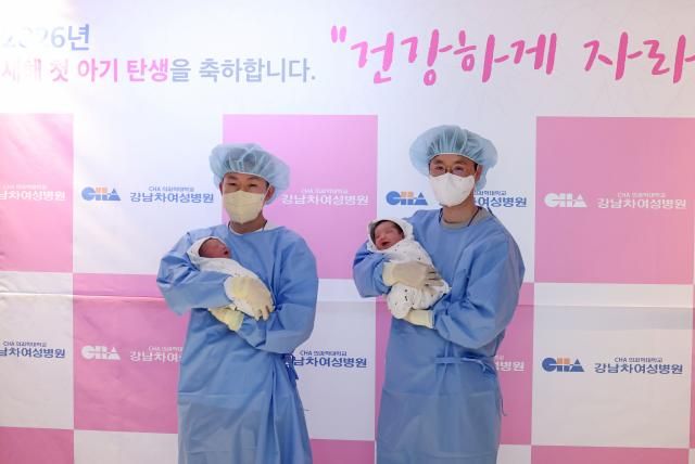 2026년 병오년丙午年 새해 첫 날인 1일 서울 강남차여성병원에서 윤성민 씨왼쪽가 부인 황은정 씨 사이에서 태어난 쨈이태명여아를 정동규 씨가 부인 황혜련 씨 사이에서 태어난 도리태명여아를 품에 안고 있다 사진연합뉴스