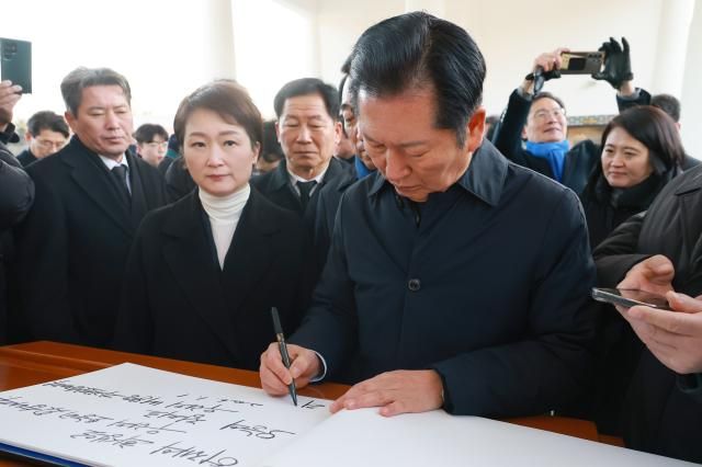 정청래 더불어민주당 대표가 새해 첫날인 1일 서울 동작구 국립서울현충원 현충탑을 참배한 뒤 방명록을 쓰고 있다 사진연합뉴스