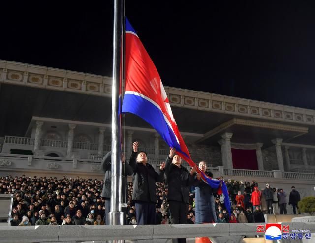 한 평양 김일성광장에서 1일 0시 2026년 새해를 맞아 국기게양식 및 축포발사가 진행됐다고 조선중앙통신이 보도했다 사진연합뉴스