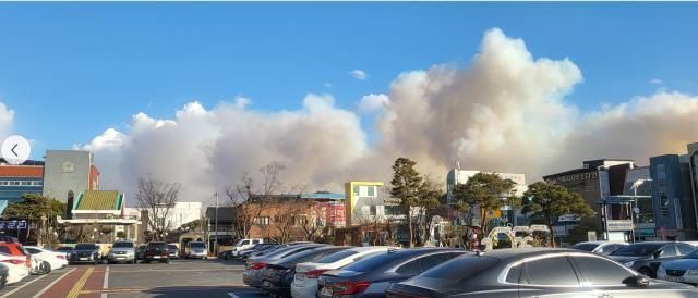 10일 오후 3시14분께 경북 의성군 의성읍 비봉리 산에서 불이 나서 연기가 읍내로 확산하고 있다 사진연합뉴스 