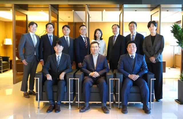 좌측 하단부터 이근우 변호사 이광욱 변호사 조준오 변호사 좌측 상단부터 이성주 변호사 박동복 변호사 조규웅 변호사 안창모 변호사 양경희 변호사 이숭기 변호사 홍경호 변호사 임희성 변호사