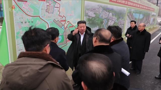 김정은 북한 국무위원장이 지난 10일 완공단계에 들어선 평양의 화성지구 4단계 1만세대 건설사업을 현지에서 지도했다고 조선중앙TV가 11일 보도했다 사진연합뉴스