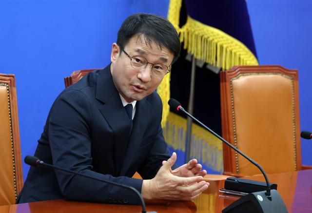 한병도 더불어민주당 신임 원내대표가 11일 국회에서 기자들과 간담회를 갖고 있다 사진연합뉴스