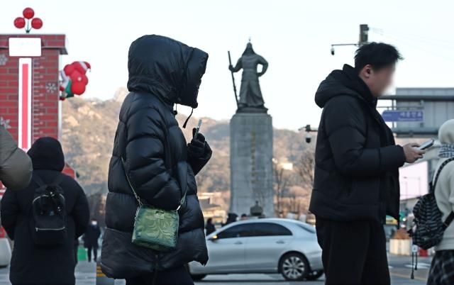 다시 찾아온 강추위 서울연합뉴스 김인철 기자 매서운 강추위가 다시 찾아온 8일 서울 종로구 광화문 세종대로사거리에서 출근길 시민들이 발걸음을 옮기고 있다 202618 yatoyaynacokr2026-01-08 091416 저작권자 ⓒ ㈜연합뉴스 무단 전재 재배포 금지 AI 학습 및 활용 금지저작권자 ⓒ ㈜연합뉴스 무단 전재 재배포 금지 AI 학습 및 활용 금지