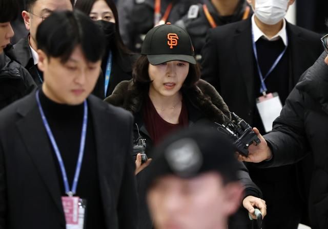 입국하는 김경 서울시의원 영종도연합뉴스 윤동진 기자 2022년 지방선거 국면에서 더불어민주당 소속이던 강선우 의원에게 공천헌금 1억원을 전달한 의혹을 받는 김경 서울시의원이 11일 인천국제공항 1터미널을 통해 입국하고 있다 2026111 monynacokr2026-01-11 193617 저작권자 ⓒ ㈜연합뉴스 무단 전재 재배포 금지 AI 학습 및 활용 금지저작권자 ⓒ ㈜연합뉴스 무단 전재 재배포 금지 AI 학습 및 활용 금지