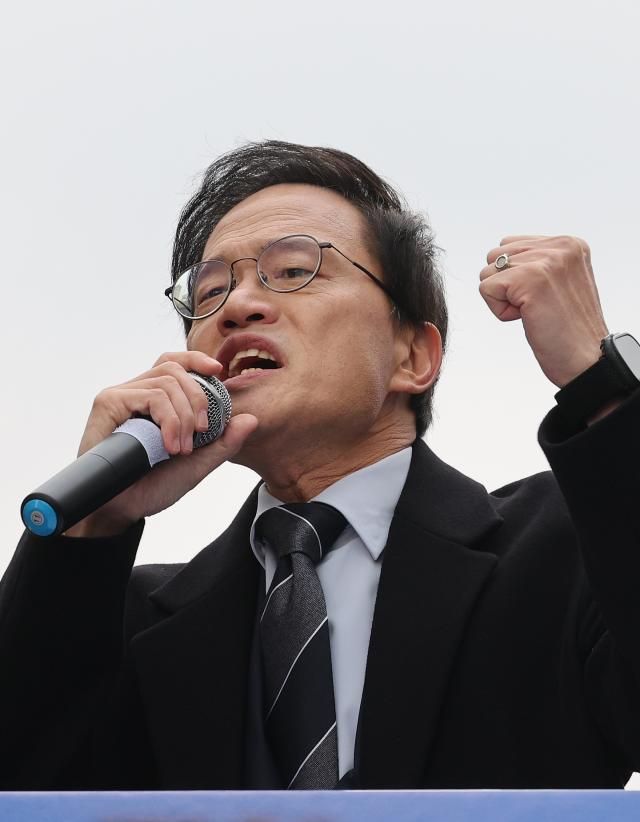 박주민 더불어민주당 의원이 지난달 11일 서울 종로구 광화문광장에서 서울시장 출마 선언을 하고 있다 사진연합뉴스