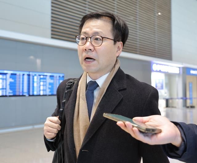 여한구 통상교섭본부장이 11일 제이미슨 그리어 미국 무역대표부USTR 대표 등과 면담을 위해 인천국제공항 제2여객터미널에서 미국 워싱턴으로 출국하고 있다 사진연합뉴스