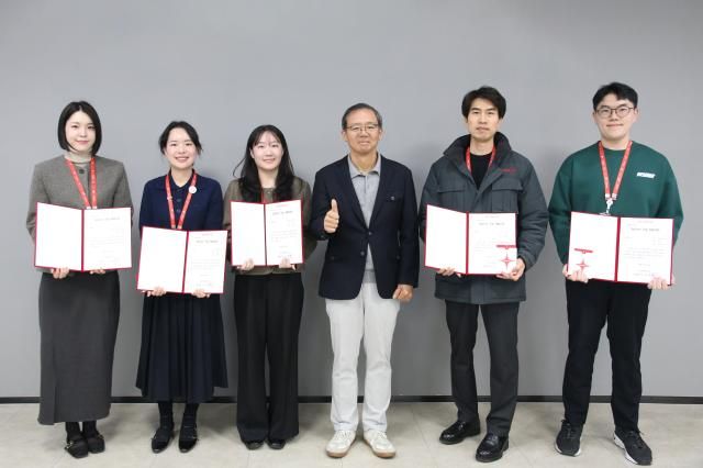 지난 9일 오후 이스타항공 마곡 본사 대회의실에서 열린 ‘2025년 안전 포상 시상식’에서 조중석 대표이사왼쪽 네 번째와 포상 수여자들이 기념 촬영을 하고 있다