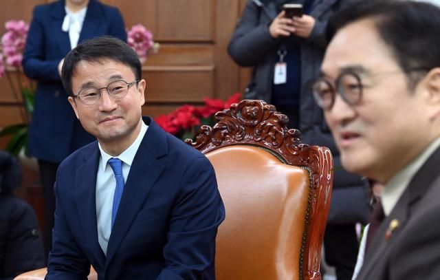 더불어민주당 한병도 신임 원내대표가 12일 국회에서 우원식 국회의장을 예방 얘기를 나누고 있다사진연합뉴스