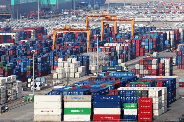 경기도 평택항에 컨테이너가 쌓여 있다 사진연합뉴스