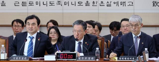 정성호 국방부 장관가운데이 지난 7일 국회에서 열린 법제사법위원회 전체회의에서 의원 질의에 답변하고 있다 사진연합뉴스 