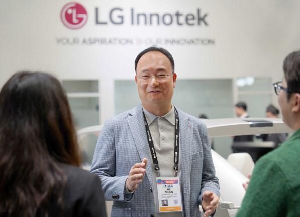 문혁수 LG이노텍 대표이사가 지난 7일현지시간 미국 라스베이거스 컨벤션 센터LVCC LG이노텍 전시부스에서 직원들과 대화하고 있다사진LG이노텍