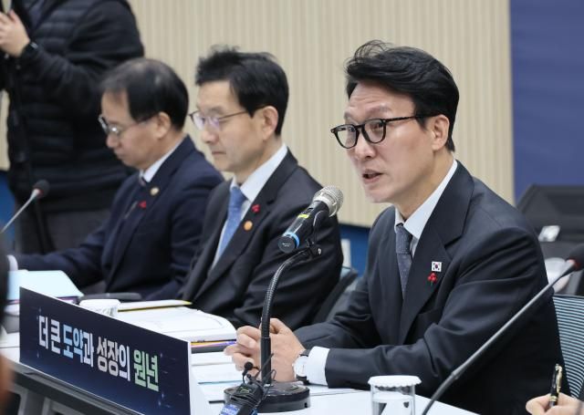 김민석 국무총리가 12일 서울 은평구 한국행정연구원에서 열린 인사혁신처·법제처·식품의약품안전처·국가데이터처·지식재산처·원자력안전위원회 업무보고에서 발언하고 있다 사진연합뉴스