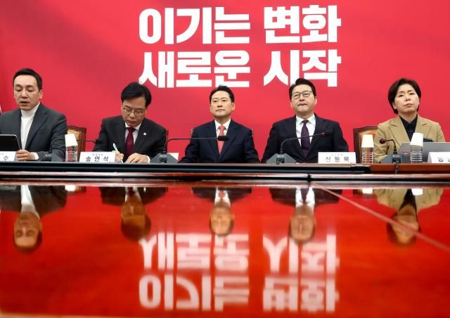 12일 국회에서 열린 국민의힘 최고위원회의 왼쪽부터 김민수 최고위원 송언석 원내대표 장동혁 대표 신동욱 양향자 최고위원사진연합뉴스