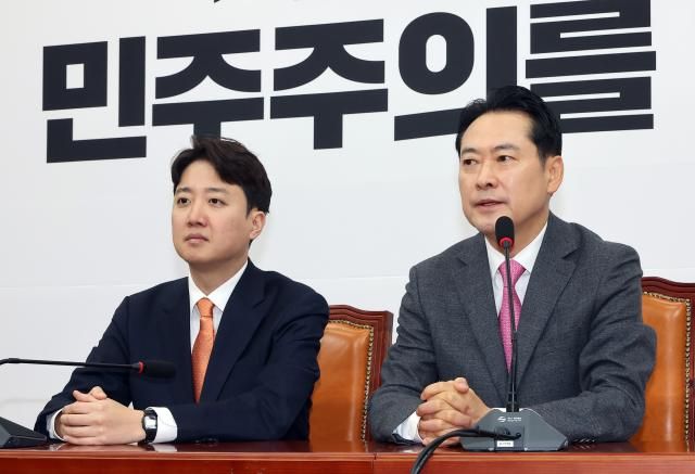 장동혁 국민의힘 대표오른쪽가 13일 국민의힘 당대표 회의실에서 이준석 개혁신당 대표를 만나 발언하고 있다 사진연합뉴스