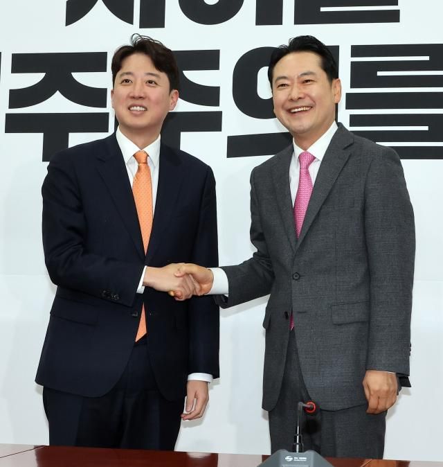 장동혁 국민의힘 대표오른쪽와 이준석 개혁신당 대표가 13일 국회 국민의힘 당대표 회의실에서 만나 악수하고 있다 사진연합뉴스