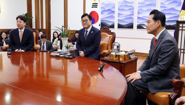 우원식 국회의장이 13일 국회에서 더불어민주당의 법안 강행 처리에 항의해 방문한 장동혁 국민의힘 대표와 이준석 개혁신당 대표를 접견하고 있다 사진연합뉴스