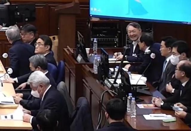 12·3 비상계엄 관련 내란 우두머리 혐의로 기소된 윤석열 전 대통령이 13일 서울 서초구 서울중앙지방법원 417호 형사대법정에서 열린 내란 우두머리 혐의 결심공판에서 변호인들과 대화하며 웃고 있다 사진연합뉴스