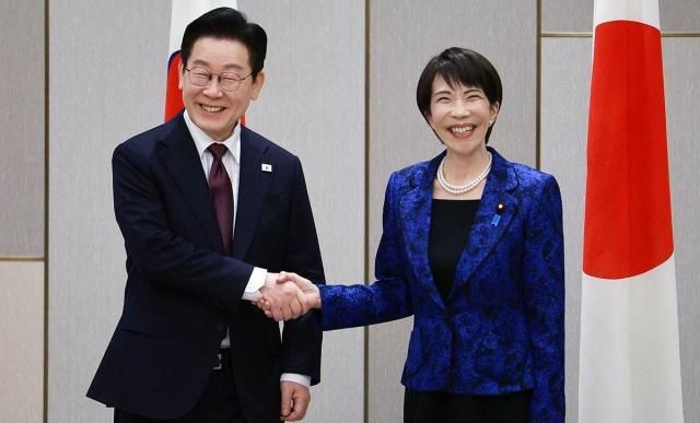 이재명 대통령과 다카이치 사나에 일본 총리가 13일 일본 나라현 정상회담장에서 확대 회담에 앞서 악수하고 있다사진연합뉴스