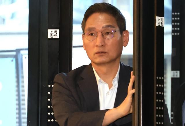 관봉권·쿠팡 관련 의혹을 수사하는 안권섭 특별검사가 지난달 31일 서울 서초구 특검 사무실로 출근하고 있다 사진연합뉴스