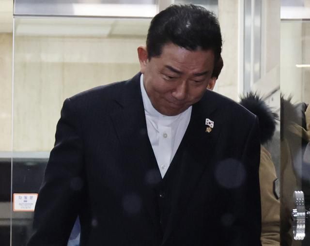 공천헌금 수수 등 각종 비위 의혹을 받는 더불어민주당 김병기 의원이 12일 서울 여의도 중앙당사에서 열린 윤리심판원 회의에 출석해 소명을 마친 뒤 당사를 나서고 있다사진연합뉴스