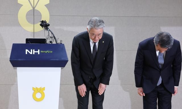 강호동 농협중앙회장가운데이 13일 서울 중구 농협중앙회에서 농림축산식품부가 지난 8일 발표한 농협중앙회에 대한 특별감사 중간 결과와 관련해 대국민 사과문을 발표 하던 중 고개를 숙이고 있다 