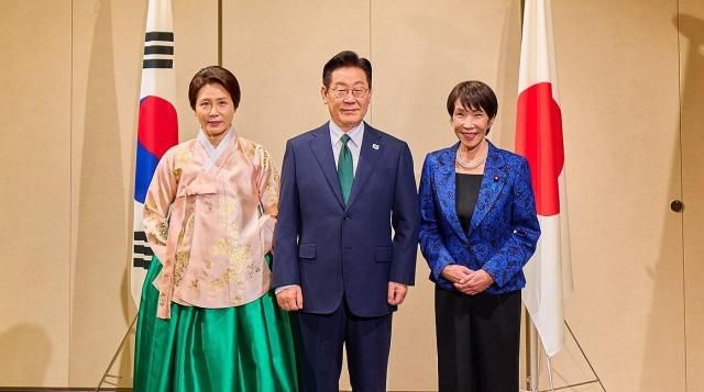 이재명 대통령과 김혜경 여사가 13일 일본 나라현의 한 호텔에서 진행된 일본 총리 주재 만찬에서 다카이치 사나에 총리와 기념촬영을 하고 있다사진연합뉴스