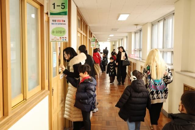 2026학년도 부산지역 공립 초등학교 신입생 예비소집이 진행된 6일 오후 부산 연제구 창신초등학교에서 예비 초등학생과 학부모들이 1학년 교실 등을 살펴보고 있다 202616 사진연합뉴스 