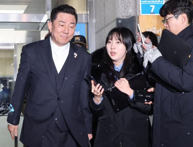 공천헌금 수수 등 각종 비위 의혹을 받는 더불어민주당 김병기 의원이 12일 서울 여의도 중앙당사에서 열린 윤리심판원 회의에 출석해 소명을 마친 뒤 당사를 나서고 있다 사진연합뉴스
