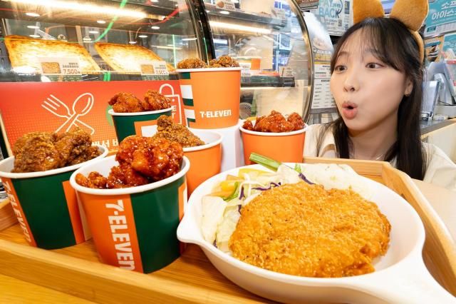 모델이 세븐일레븐 즉석식품 한도초과 지파이 등을 소개하고 있다 사진세븐일레븐