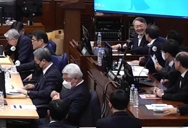 12·3 비상계엄 관련 내란 우두머리 혐의로 기소된 윤석열 전 대통령이 13일 서울 서초구 서울중앙지방법원 417호 형사대법정에서 열린 내란 우두머리 혐의 결심공판에서 변호인들과 대화하며 웃고 있다 사진연합뉴스