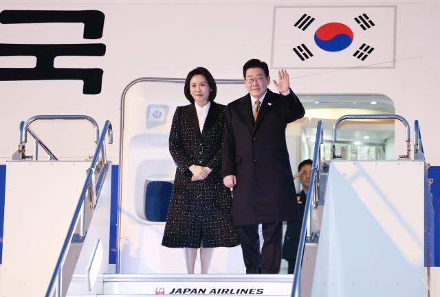 한일 정상회담 등 방일 일정을 마치고 귀국하는 이재명 대통령과 김혜경 여사가 14일 일본 오사카 간사이국제공항 공군 1호기에서 환송객에게 인사하고 있다 사진연합뉴스